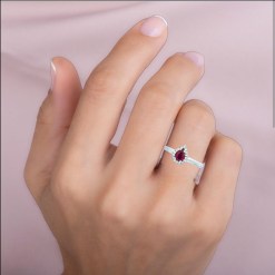 Alternative view of Witgouden Damesring Diamant 0.10 ct Robijn 0.43 ct 14 karaats