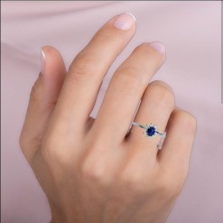 Alternative view of Witgouden Damesring Diamant 0.18 ct Saffier 0.40 ct14 karaats