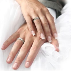 trouwring geelgoud titanium diamant hand